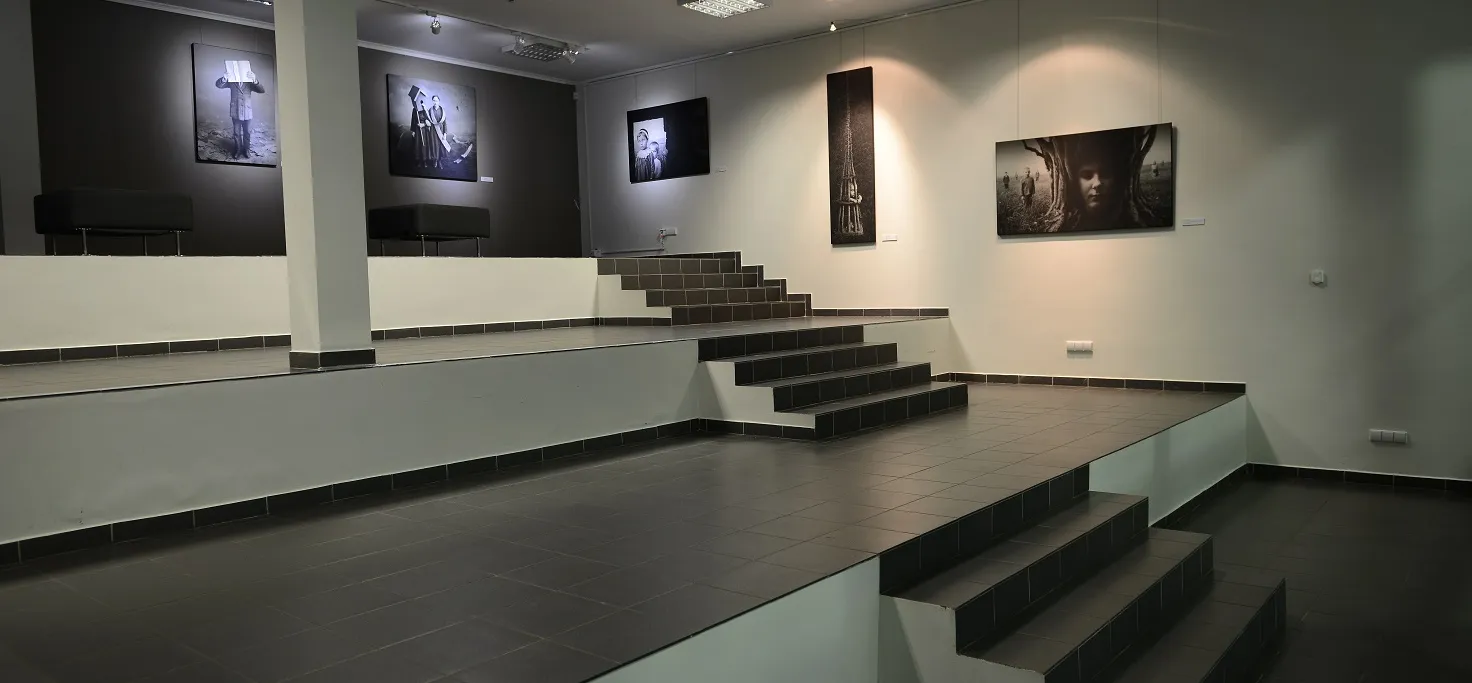 Stepped gallery