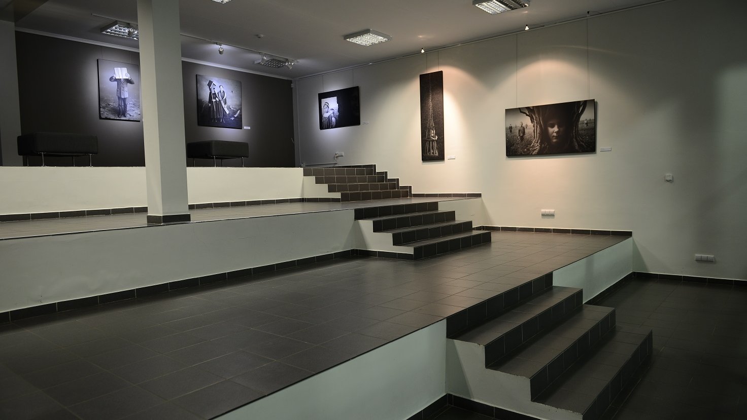 Stepped gallery