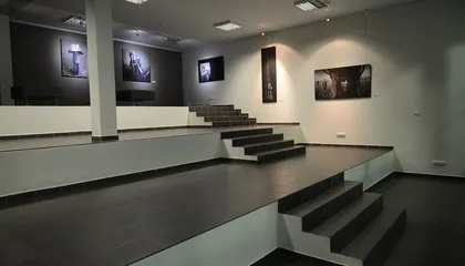 Stepped gallery