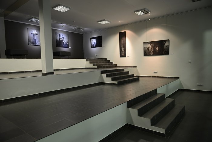 Stepped gallery