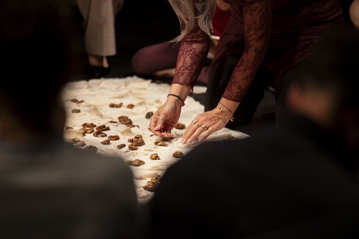 performance di lina issa - credits Eleonore Grolleau